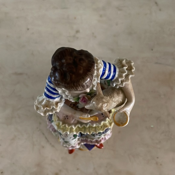 Vintage Sitzendorf porcelain figurine of woman with lamb - Picture 6 of 7